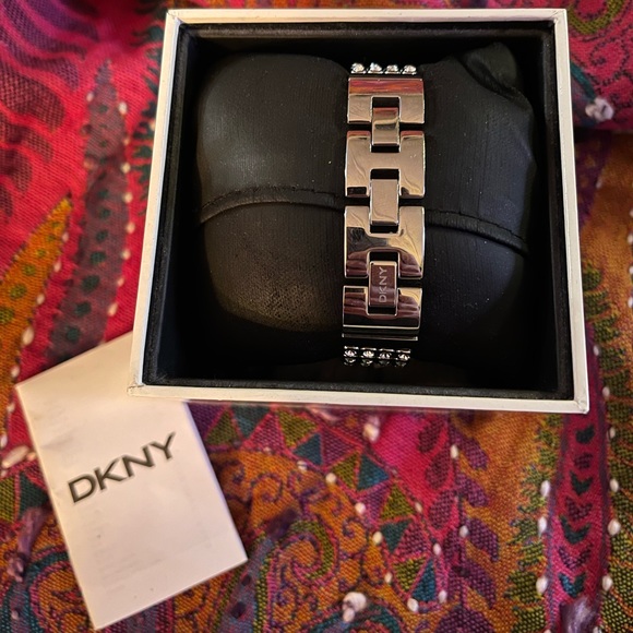 DKNY WATCH - Picture 4 of 5